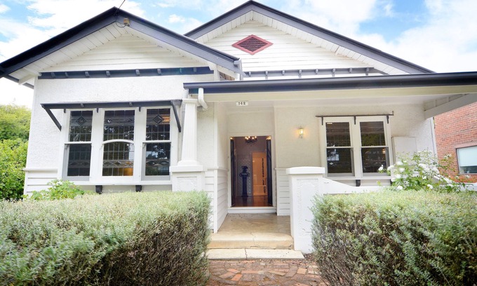 Bendigo House | Bridge Haven - A modern, bright and beautifully-appointed home!