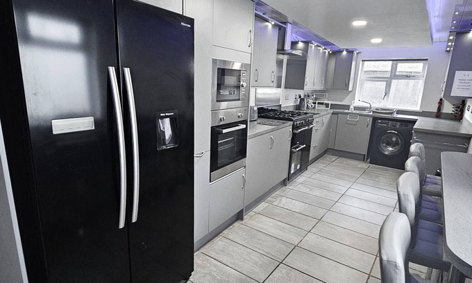 MacMerry Ski Chalet | Bridge St 6 Bedroom House - Tranent