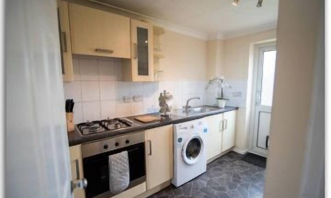Basingstoke House | BridgeCity ★SPACIOUS★ 3 Bedroom House ★ Basingstoke Parking