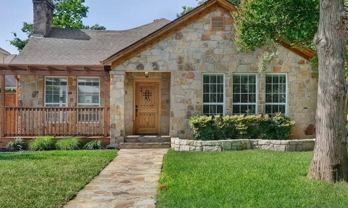 Lower Greenville House | Bright 1 Bedroom with Gourmet Kitchen