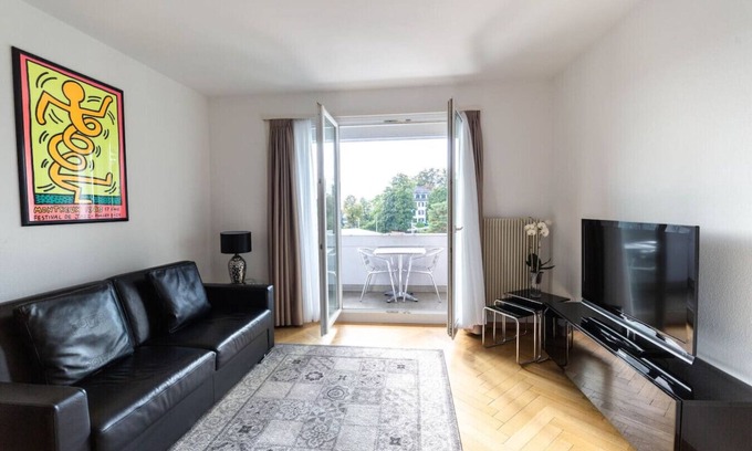 Hottingen Apartment | Bright 1 BR flat (Parkview 1)