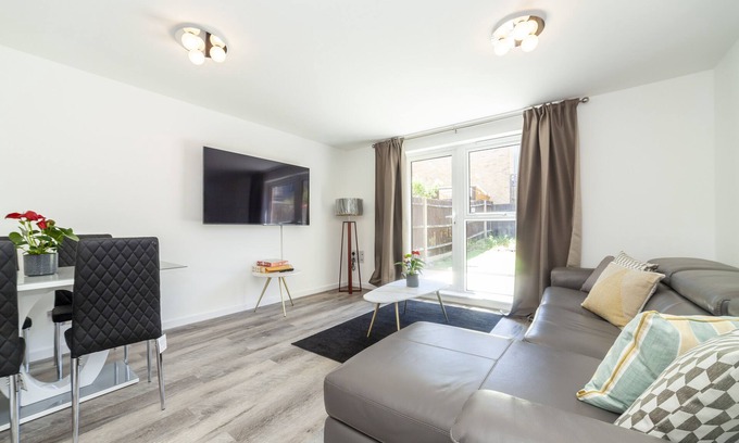 Charlton Apartment | Bright 2 BDR House W/garden & Parking, Greenwich