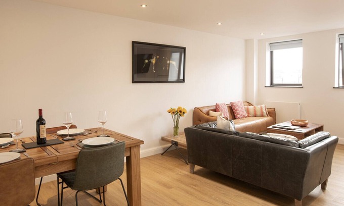 Swindon Apartment | Bright 2 Bed Flat in the heart of Old Town Swindon