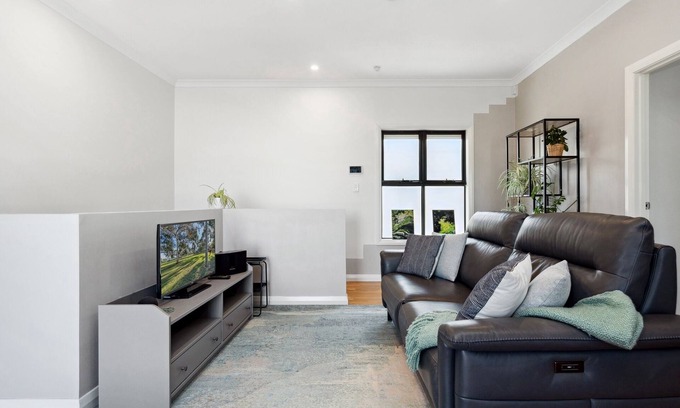 Woodville West House | Bright 2-Bed Townhouse with Balcony & Garage
