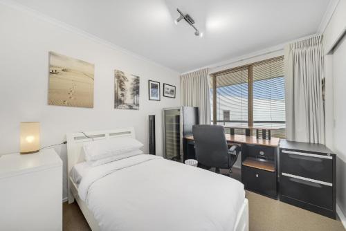Manuka Apartment | Bright 2-Bed with Private Balcony by Telopea Park