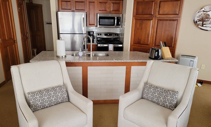 Salt Lake Mountain Resorts Condo | Bright 2 Bedroom Ski in/Ski Out 4th Floor Condo at Powderhorn Lodge