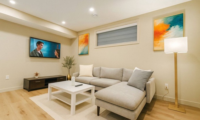 Sage Hill House | Bright 2 BR Walkout Suite | Private Entrance and Backyard | Free Parking | Quiet