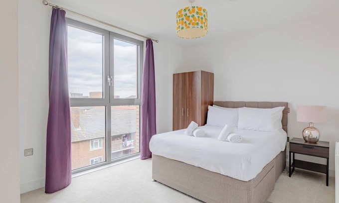 Livesey Apartment | Bright 2BD Flat with Balcony, South East London