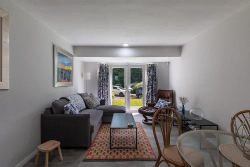 Crawley Apartment | Bright 2BD Maisonette Near Gatwick Airport