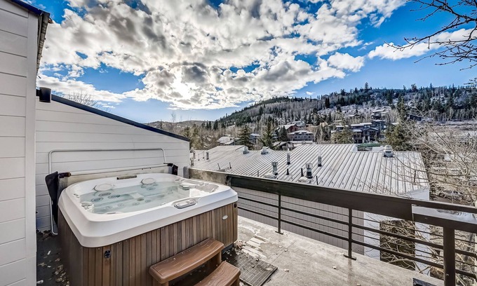 Deer Valley House | Bright 3 BR 3.5 Bath Townhouse Condo, Private Jacuzzi, Central AC