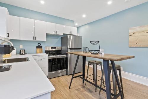 Collingwood House | Bright and Spacious Condo in Downtown Collingwood 97043
