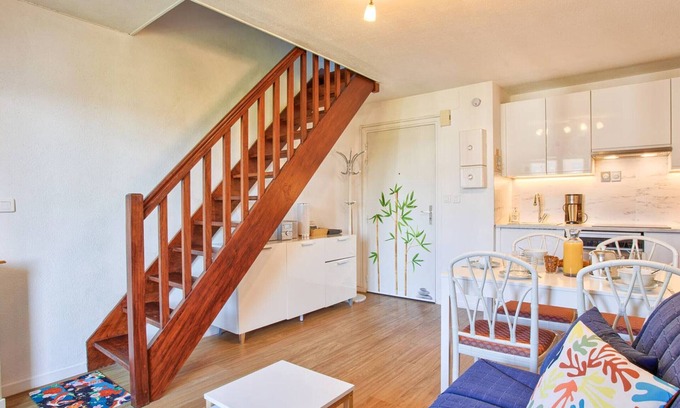 Le Home Apartment | Bright apartment with balconies and private parking