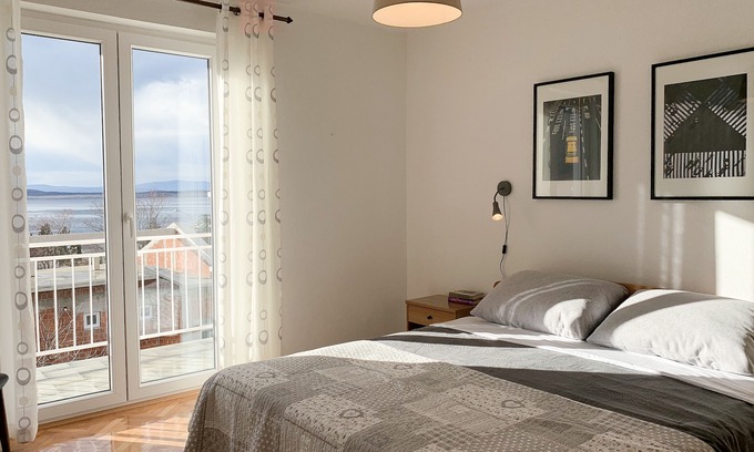 Crikvenica Apartment | Bright apartment with sea view balcony 4 + 1 persons
