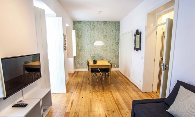Lisbon Old Town Apartment | Bright apartment with balcony - Flat 1