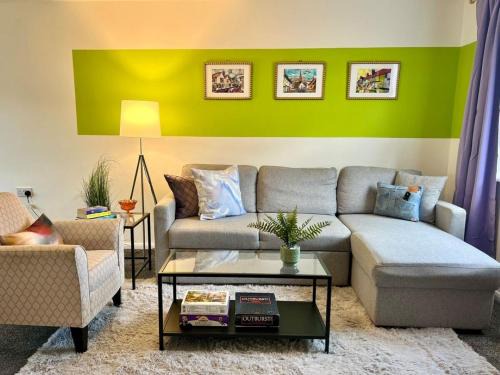 Saffron Walden House | Bright, artsy 3BR home with parking & long term stay