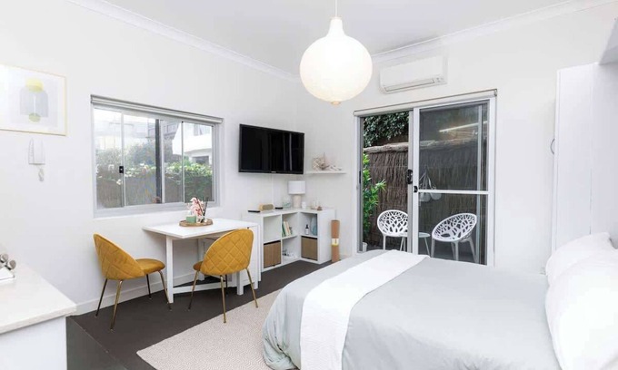 North Bondi Apartment | Bright beachfront studio with terrace & aircon