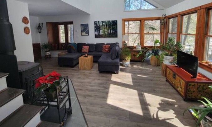 Garrison House | Bright Charming 3B/3B Secluded Garrison Retreat
