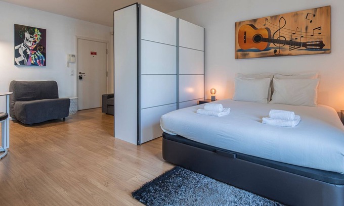 Falca Apartment | Bright & Comfy Flat in Lisbon by LovelyStay