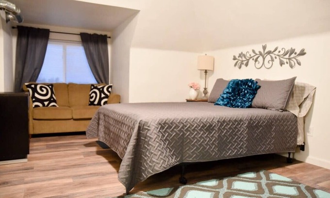 Pittsburgh Apartment | Bright, Comfy Space for 3 | Budget-Friendly Stay