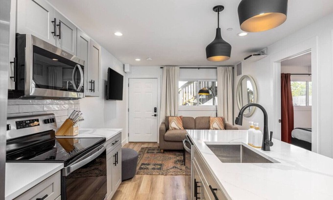 Hillsboro Village Apartment | Bright Condo with 3 Beds 2 Bedrooms + Walk to Grocery