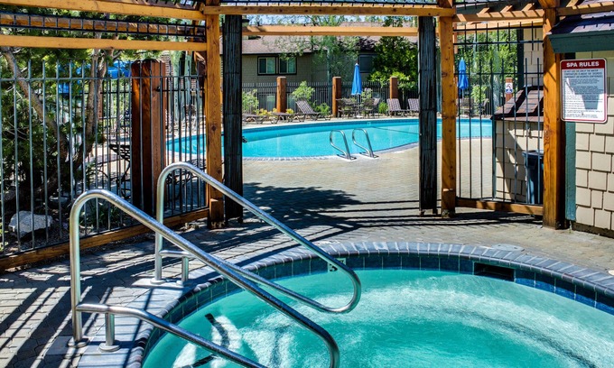 Lake Forest Condo | Bright condo with outdoor pool, hot tub, tennis, sauna & patio - walk to lake