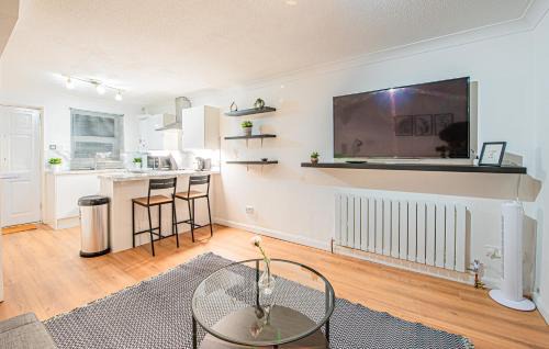East Acton Apartment | Bright Cosy Cottage with Parking and Outdoor Patio