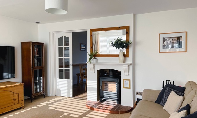 Tangmere House | Bright & Cosy ~ Jacuzzi ~ Log Burner ~ King Beds!