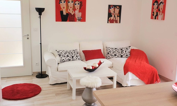 Dompierre-sur-Mer Apartment | Bright cottage with terrace and garden