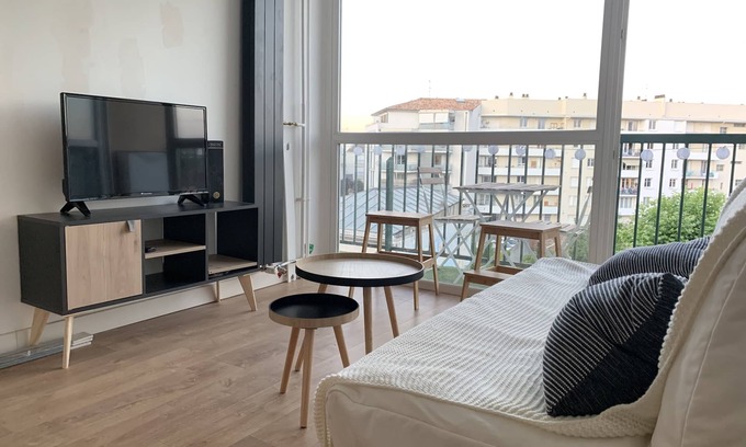 Saint Michel House | Bright downtown T2 near metro