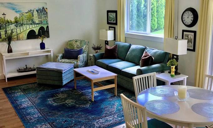 Campbell River House | Bright garden level suite