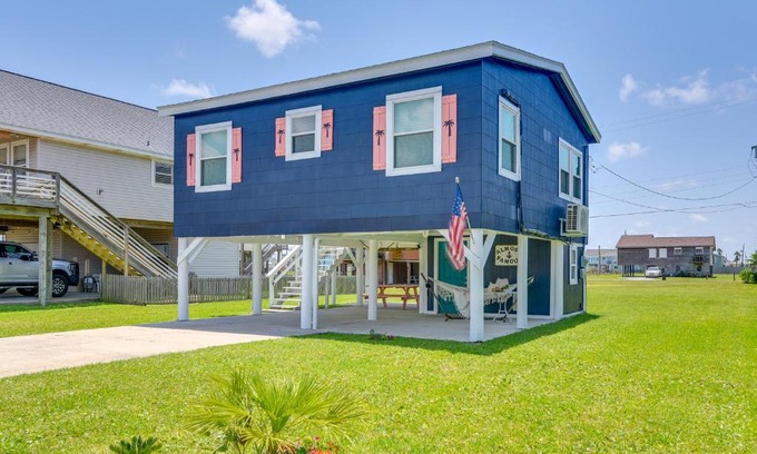 Jamaica Beach House | Bright Jamaica Beach Getaway Less Than 1 Mi to Shore!