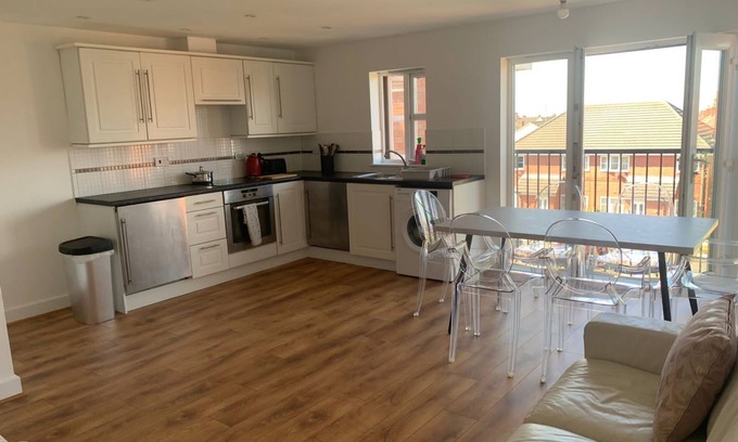 Crosby Apartment | Bright modern 2 Bed Apartment Free Parking, walking distance to Crosby Beachn