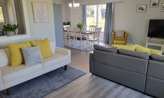 Park Forest Village House | Bright, Modern Park Forest Home, 2.5m to Penn State! Breakfast included.