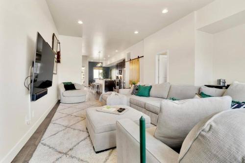 Sloan Lake Apartment | Bright & Modern Townhome Near Empower Field!