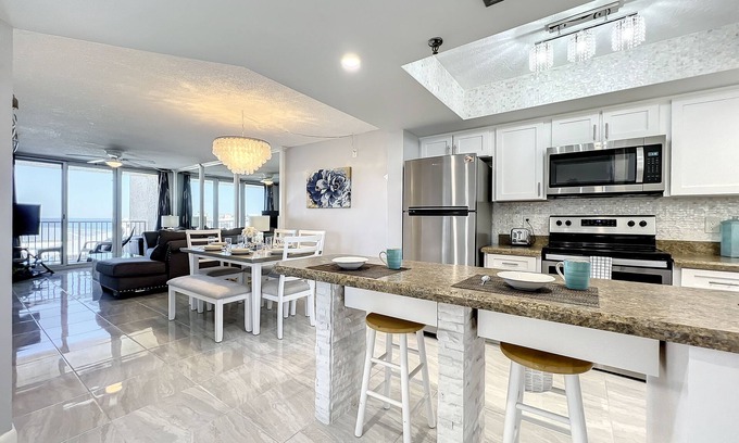 Horton Shores Condo | Bright Oceanview Condo Steps to Sand & Flagler Dining Scene