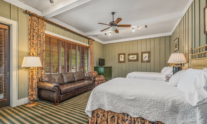 Mill Spring Cabin | Bright's Creek Double Queen with Deck and pet friendly-Near TIEC, Hendersonville