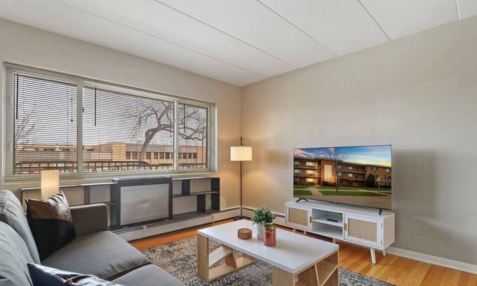 Arlington Heights Apartment | Bright & Serene 1BR Chicago Apt