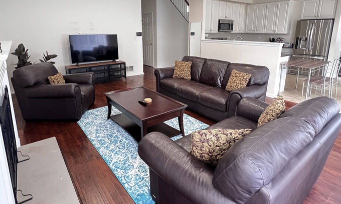 Gurnee House | Bright & spacious 5 bdrm home, excellent location, pet friendly