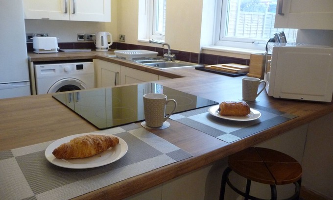 Lower Wick House | Bright spacious home, enclosed garden & parking