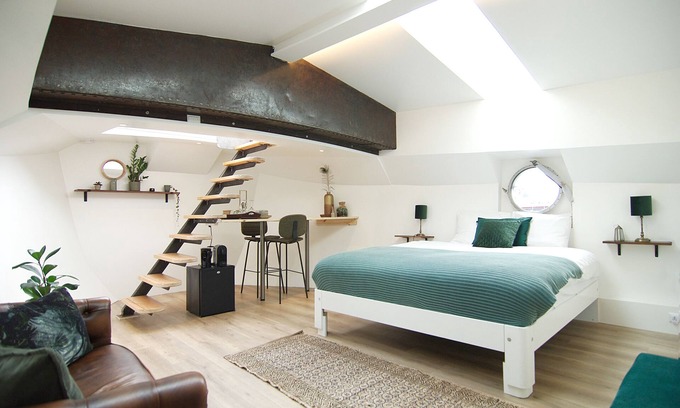 Spaarndammer en Zeeheldenbuurt Boat Rental | Bright & Spacious Studio @ eco houseboat!