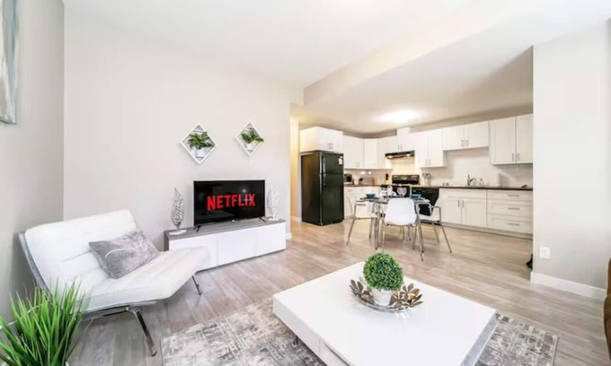 Jasper Place House | Bright Spacious Suite - King Bed - Long Stays - WiFin