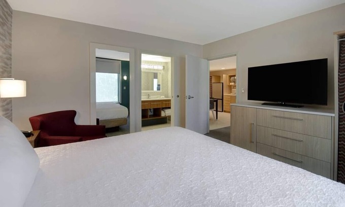 University Hotel | Bright Suite Perfect for Families Near Eastland Lake