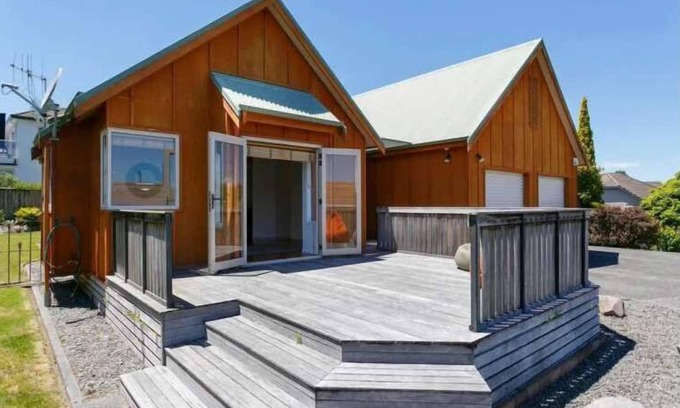 Upper Hutt House | Bright, Sunny Retreat – Walk to Lake & Town!