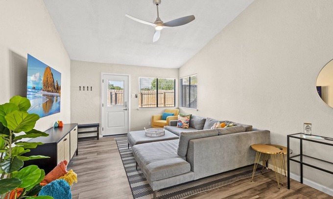 Gracywoods House | Bright, welcoming home minutes from Q2 + Domain