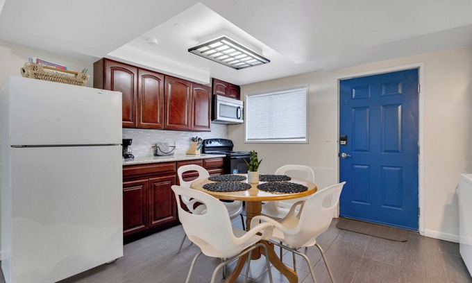 Brighton House | Brighton Retreat - Walk to Metro