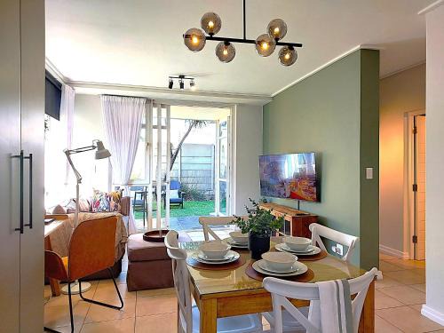 Walmer Apartment | Brizzy's Garden Luxe Retreat Great Location!