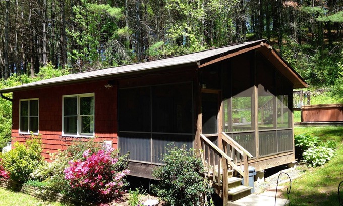 Hot Springs Cabin | Broadwing Farm Cedar Cabin- Hot Tub with Fresh, Hot Mineral Water - 85 Acre Farm