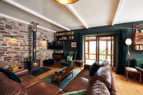 Llanybri House | Brofallen- Spacious pet friendly bungalow with amazing coastal views