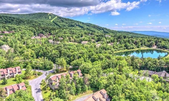 Bromley Mountain Condo | Bromley Bower House Retreat!