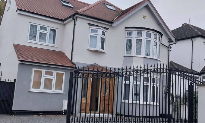 Downham House | Bromley Manor - Spacious 11 Bedroom House